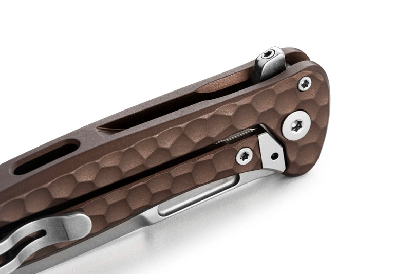 Lion Steel Emmet Earth Hammertone Aluminum (2.83" Stonewashed MagnaCut) Folding Knife [EM01A ES] - pocket clip and frame lock detail