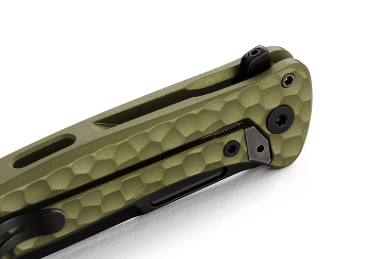 Lion Steel Emmet Green Hammertone Aluminum (2.83" Old Black PVD Stonewashed MagnaCut) Folding Knife [EM01A GB] - pocket clip and frame lock detail